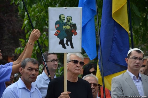 Траурный митинг по случаю Дня памяти жертв сталинизма и нацизма (архивное фото: Симферополь, 23 августа 2013 г.)