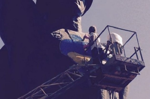 В Харкові пам'ятник Воїну-визволителю розфарбували в кольори прапора України