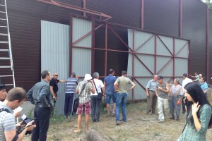 Активісти розібрали 5-метровий паркан навколо "Межигір'я Калетника" під Києвом