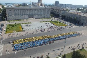В Черкассах показали самый большой движущийся флаг Украины