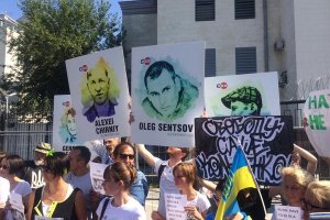 У Києві біля посольства РФ провели пікет з вимогою звільнити Сенцова