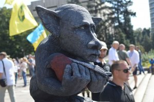 В Запорожье появился памятник Путину и снегирям