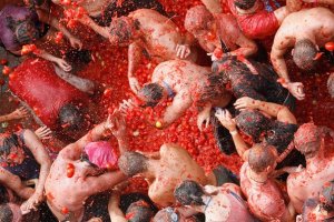 Опубліковано відео ювілейної помідорної битви "Ла Томатіна" в Іспанії
