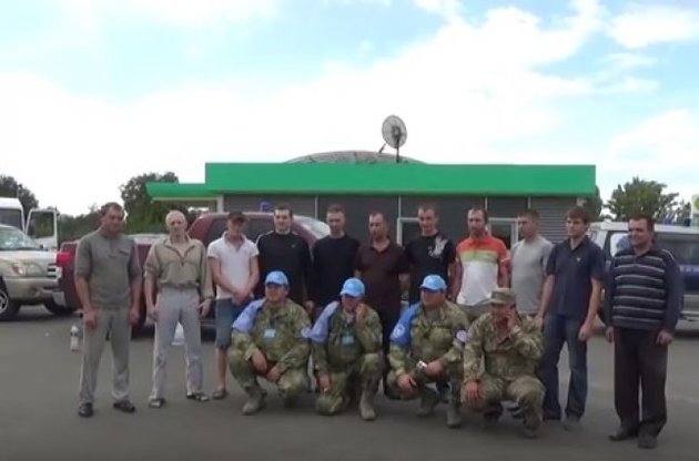 В сети появилось видео обмена пленными между украинскими военными и боевиками "ДНР"