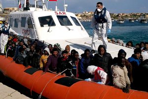 Євросоюз введе військові кораблі для боротьби з контрабандистами, які перевозять нелегалів