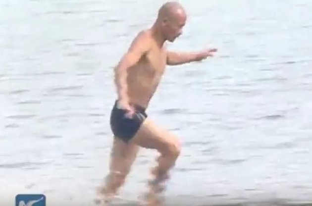В сети набирает популярность видео пробежки монаха Шаолиня по воде