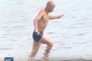 В сети набирает популярность видео пробежки монаха Шаолиня по воде