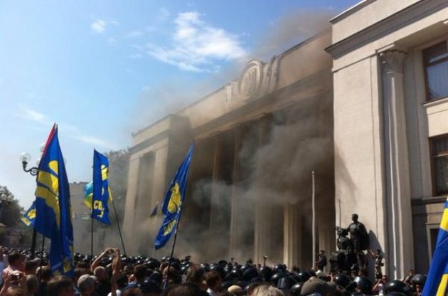 Терористи під Радою планували кинути другу гранату в "обліплене депутатами вікно" - Порошенко
