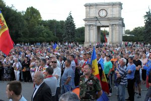 Президент и премьер Молдовы отказались идти в отставку
