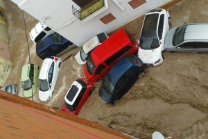 Потужна злива в Іспанії та Італії змивала автомобілі з доріг