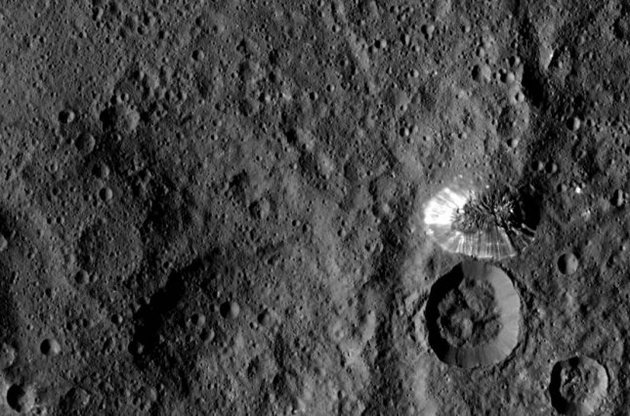 NASА получило новый  снимок кратера Оккатор на поверхности Цереры