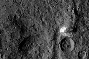 NASА получило новый  снимок кратера Оккатор на поверхности Цереры