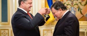 Порошенко вручил Баррозу орден Свободы за укрепление авторитета Украины