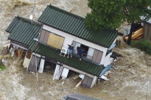 Масштабна повінь в Японії: влада проводить евакуацію населення