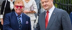 Порошенко подарил Элтону Джону футболки с портретами Савченко и Сенцова