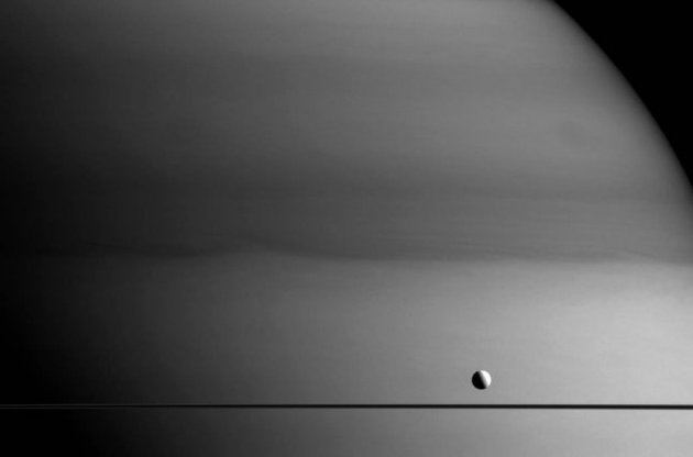Темный цвет поверхности Сатурна обусловлен наличием метана в его атмосфере