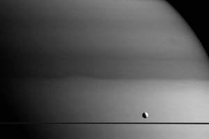 Темный цвет поверхности Сатурна обусловлен наличием метана в его атмосфере