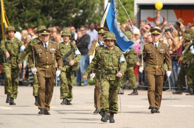 Эстонцы вступают в военные отряды из-за страха перед Россией – Reuters