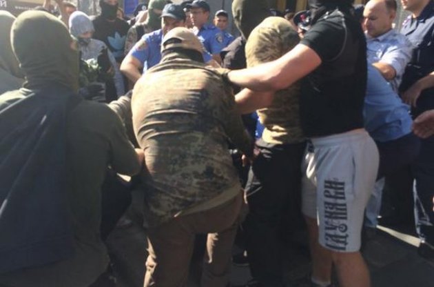 Люди в балаклавах требовали личной встречи с Добкиным