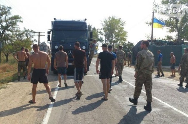 Блокада Криму: в МВС повідомили про відсутність вантажівок на кордоні з півостровом