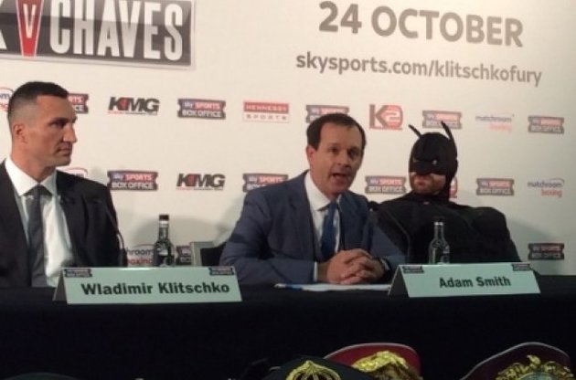 Фьюри пришел на пресс-конференцию к Кличко в костюме Бэтмена