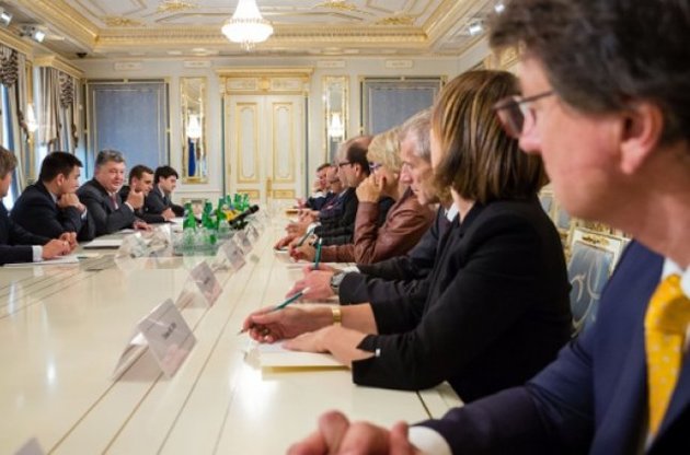 Порошенко обсудил с депутатами Европарламента ход реформ в Украине