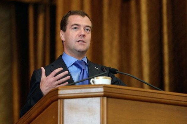 Медведев поручил придумать ответные санкции против украинских авиакомпаний