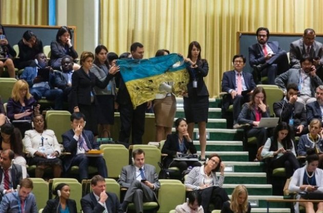 Делегация Украины на Генассамблее ООН развернула перед Путиным флаг из Иловайска