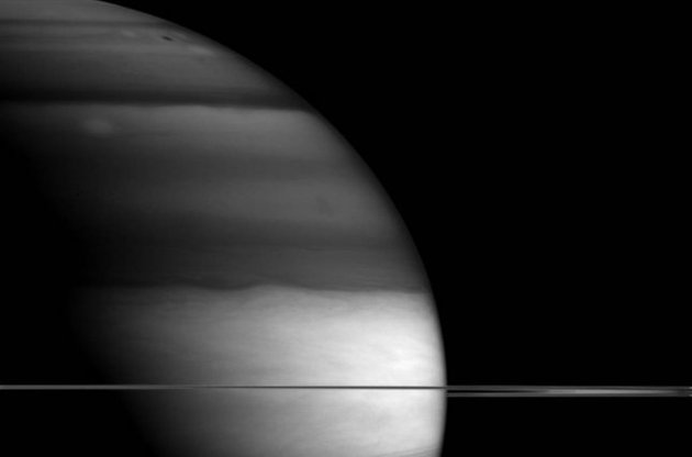 Cassini передала новый снимок Сатурна и Титана