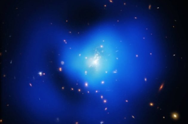 Вчені виявили величезні нитки з газу і пилу в центрі унікального кластера галактик