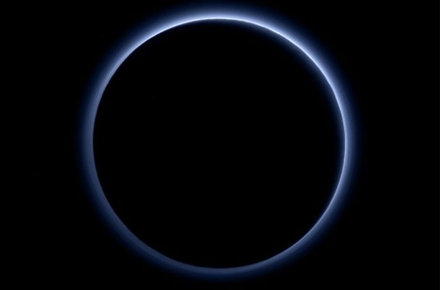 Станция New Horizons передала цветные фото голубой "дымки" вокруг Плутона