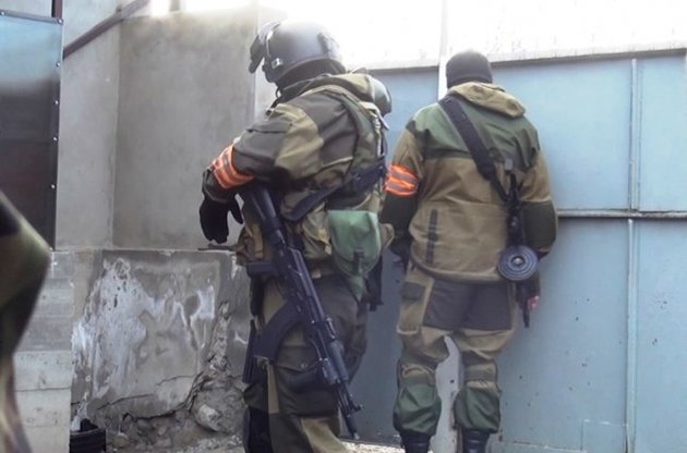 Російські силовики блокували бойовиків у двох приватних домоволодіннях