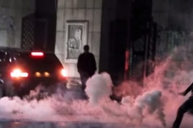 Вскоре после призыва несколько сотен демонстрантов начали бросать камни, брусчатку и зажигательную смесь в полицейский участок