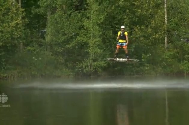 Ховерборд понимается на пять метров над поверхностью озера