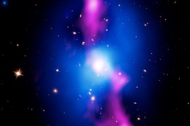 NASA представило фото галактического кластера со сверхмощным космическим извержением