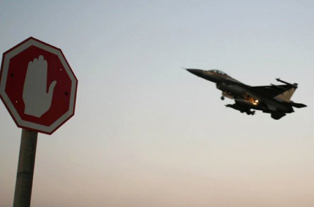 Остается нерешенным вопрос, как должны вести себя американские пилоты, если ВВС РФ откажутся соблюдать установленные США границы и будут входить в бесполетную зону.