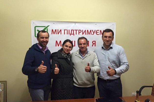 Переможець місцевих виборів Мішель Терещенко (в центрі)