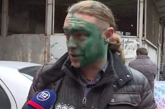 Він стверджує, що знає кривдника.