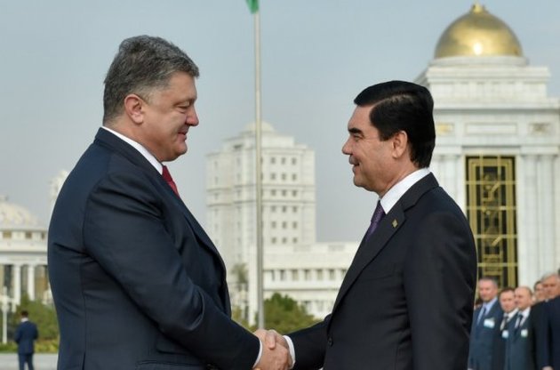 Порошенко договаривается в Туркменистане о поставках в Украину нефти