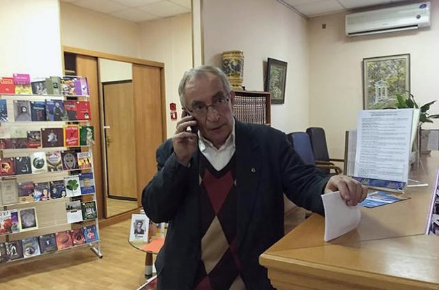 Віталій Крикуненко назвав подброшенными вилучені книги