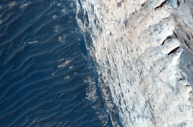 NASA опубликовало снимок каньона Офир на Марсе