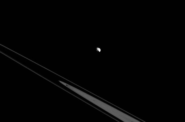 Cassini передала на Землю снимок "парящего" над кольцами Сатурна Эпиметея