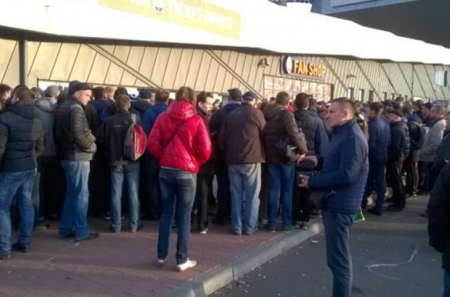 За квитками на матч шикувалися величезні черги