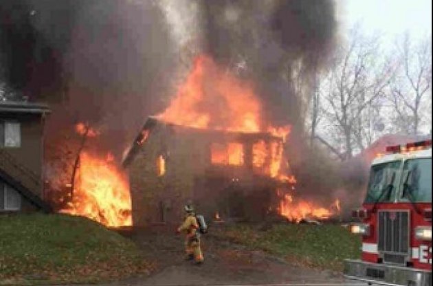 Легкий двухмоторный самолет упал в американском городе Акроне (штат Огайо)