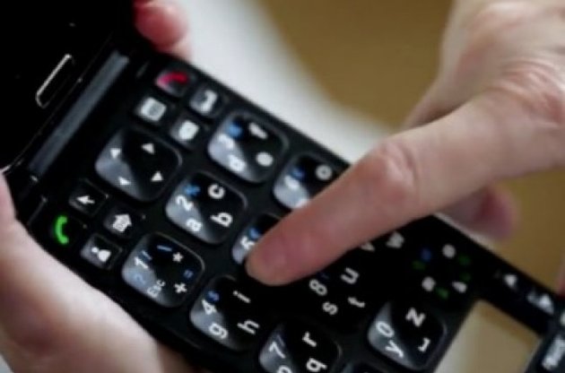 Створено здатний полегшити літнім людям роботу зі смартфоном чохол