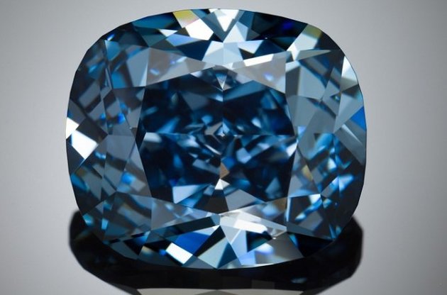 Діамант "Блакитний місяць" оновив рекорд ціни на аукціоні в Женеві - $ 48,5 млн