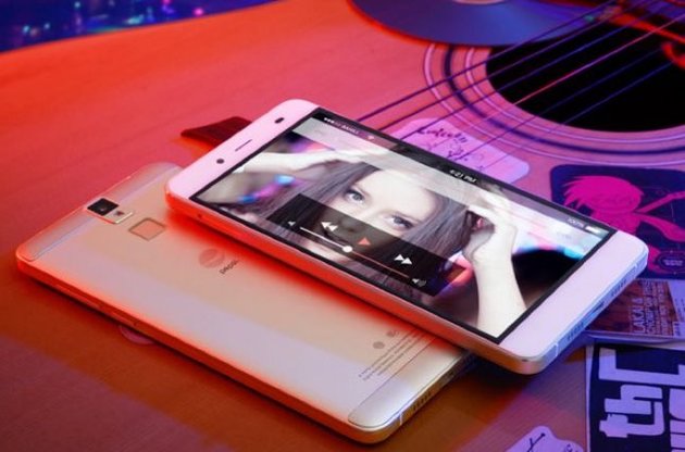 Pepsi-смартфон працює під управлінням операційної системи Android 5.1 Lollipop