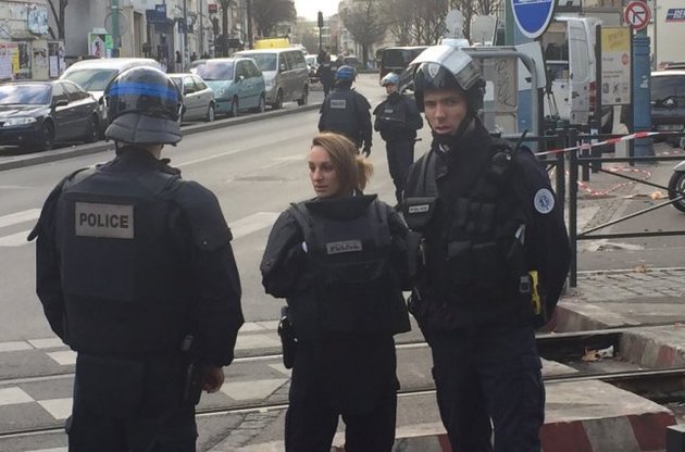Поліція проводить обшуки в передмісті Парижа