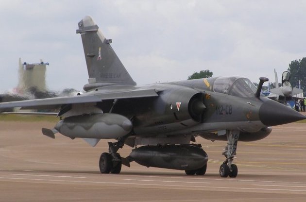 Олланд приказал усилить авиаудары по "Исламскому государству"