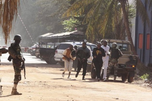 Террористы в Мали освободили часть заложников